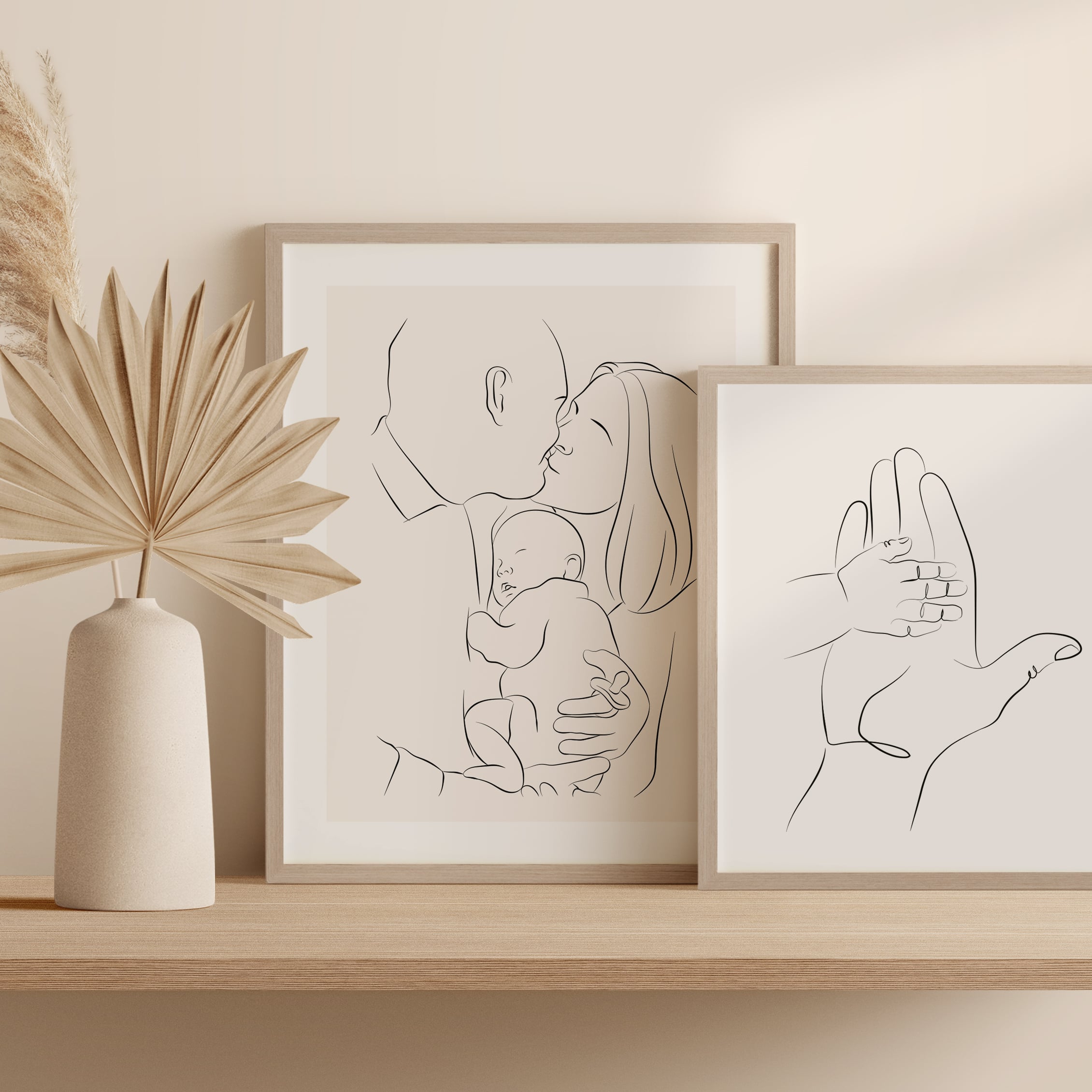 Una combinazione di due disegni in Line Art, una coppia con un bambino e una piccola mano che tocca una mano più grande